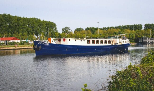 Quo Vadis Das Hotelschiff "Quo Vadis" mit vierköpfiger Crew fährt für die achttägige Reise zwischen Münster und Köln und beherbergt dabei bis zu 24 Gäste bei der Rad- und Schiffsreise | (c) Kootstra Schiffsreisen