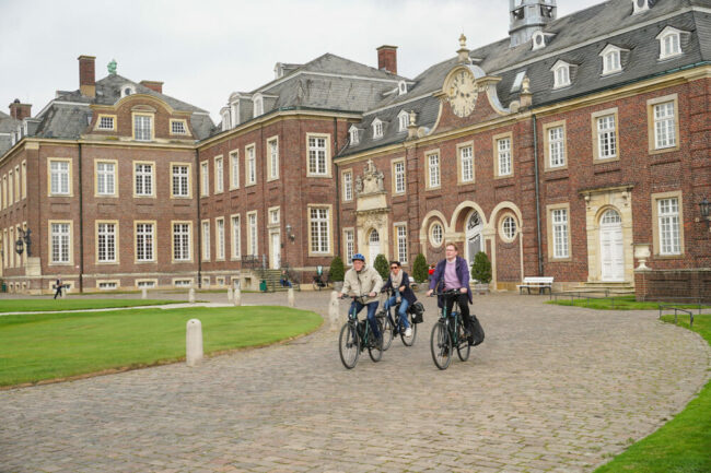 Radfahrer vor dem Schloss Nordkirchen in Nordrhein-Westfalen bei der Rad- und Schiffsreise | (c) Kootstra Schiffsreisen 