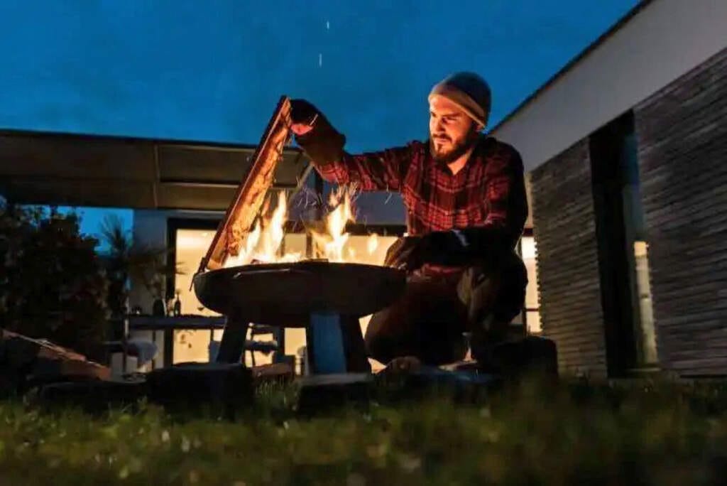 Weihnachten, Weihnachtstrend, Grillen, Grillfürst, Männer, Umfrage, Braten Grill statt Ofen: Das Festessen kommt Weihnachten 2021 rustikal daher! Weihnachtsgans oder Entenbrust – beim Grillen kommt Abwechslung auf die Teller. - (c) Grillfürst