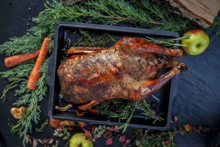 Weihnachten, Weihnachtstrend, Grillen, Grillfürst, Männer, Umfrage, Braten Braten vom Feinsten: auch bekannte Weihnachtsklassiker werden gegrillt. Verantwortlich dafür sind laut der Grillfürst-Umfrage meistens die Männer. - (c) Grillfürst