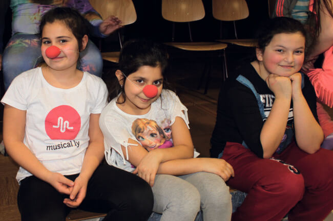 Marburg, KUSS- Festival, Hessisches Landestheater Marburg, SchulKultur e. V., Staatliches Schulamt Marburg- Biedenkopf, Fachdienst Kultur Stadt Marburg Aus einem Angebot von 70 Workshops wählen die Teilnehmer des KUSS- Festivals aus. Durch professionelle Regisseure, Schauspieler und Theaterpädagogen können sie lernen und sich kreativ ausleben. Dabei liegt der Fokus auf den Punkten »THEATER SPIELEN« und »THEATER SEHEN«. Das KUSS- Festival hat einen einzigartigen Ruf und dadurch ein Alleinstellungsmerkmal deutschlandweit. (c)Schulkultur