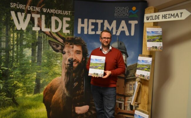 Manuel Liebig, der Geschäftsführer der SVR stellt den neuen Urlaubsplaner 2022 für die Solling-Vogler-Region vor! - (c) Solling-Vogler-Region im Weserbergland