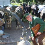 Anton alias Udo Reineke ist einmal wieder auf seiner Reise durch Warburg. Welche lustigen Eindrücke er in der Kabarettnacht 2023 teilt? | (c) Udo Reineke