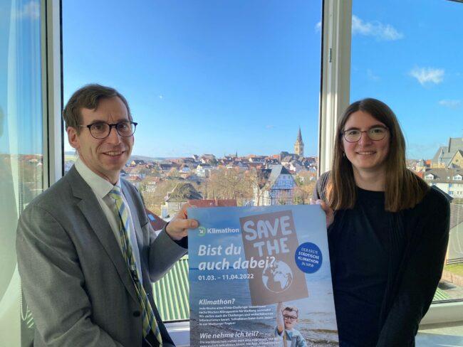 Bürgermeister Tobias Scherf und die Klimaschutzbeauftragte Annika Schmitt haben den Warburger Klimathon ins Leben gerufen. | (c) Hansestadt Warburg