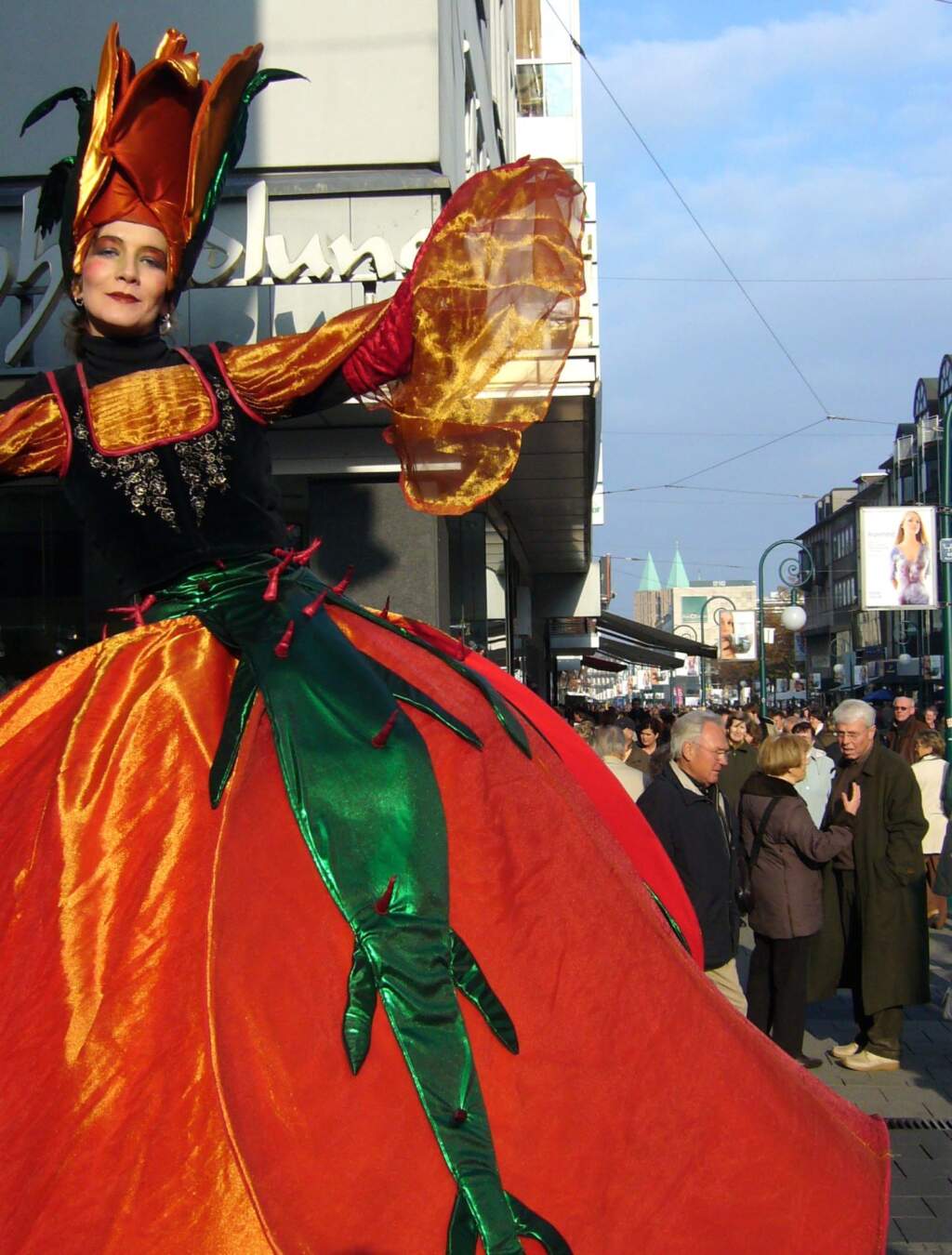 Stelzenläuferin im Blumenkostüm bei Straßenfest in Kassel, Casseler Herbst Freyheit, Casseler Freyheit, Kassel, Mittelalter, Innenstadt, Karussell^, Königsplatz, Mittelaltermarkt, Volksfest, Jahrmarkt, Programm, Opernplatz, Flohmarkt, Auto-Mobil-Ausstellung, Familienkirmes, Verkaufsoffener Sonntag Casseler Freyheit: Zur Casseler Freyheit laden die Innenstadtgeschäfte jährlich traditionell am letzten Sonntag im Oktober zum entspannten Stöbern und Kaufen ein, dabei gibt es zusätzlich in den Nachmittagsstunden ein Spektakel mit Gauklern, Stelzenläufern, Artisten und Puppenspielern u.v.m.