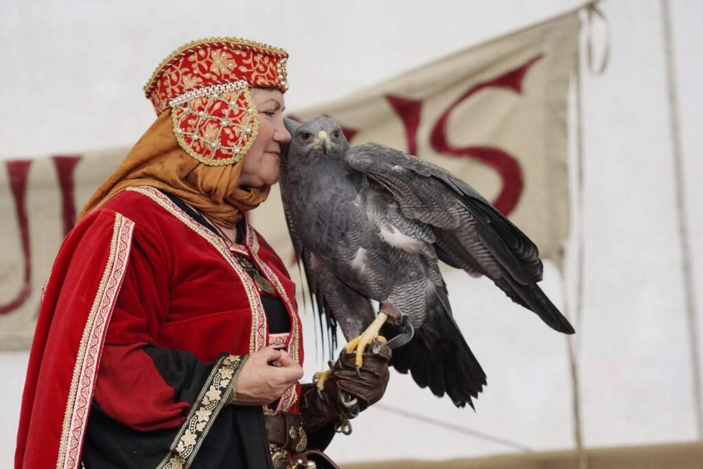 Falknerin in Gewandung mit Greifvogel auf der Hand, Casseler Frühlings Freyheit, Casseler Freyheit, Kassel, Mittelalter, Innenstadt, Karussell^, Königsplatz, Mittelaltermarkt, Volksfest, Jahrmarkt, Programm, Opernplatz, Flohmarkt, Auto-Mobil-Ausstellung, Familienkirmes, Verkaufsoffener Sonntag Casseler Frühlings Freyheit: Zum Bummel durch vergangene Zeiten lädt der große Mittelaltermarkt auf dem Königsplatz mit vorführenden Handwerkern und einem kurzweiligen Marktreiben ein.