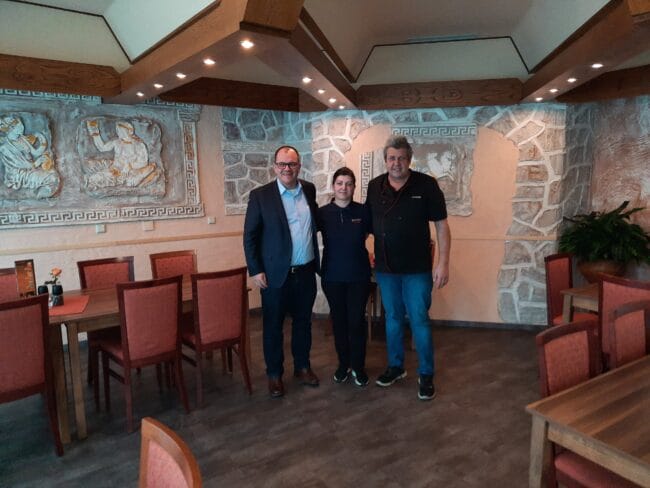 Neueröffnung, Neukirchen, Taverne Hellas Neueröffnung in Neukirchen: Bürgermeister Marian Knauff mit den Betreibern der »Taverne Hellas« | (c) Stadt Neukirchen