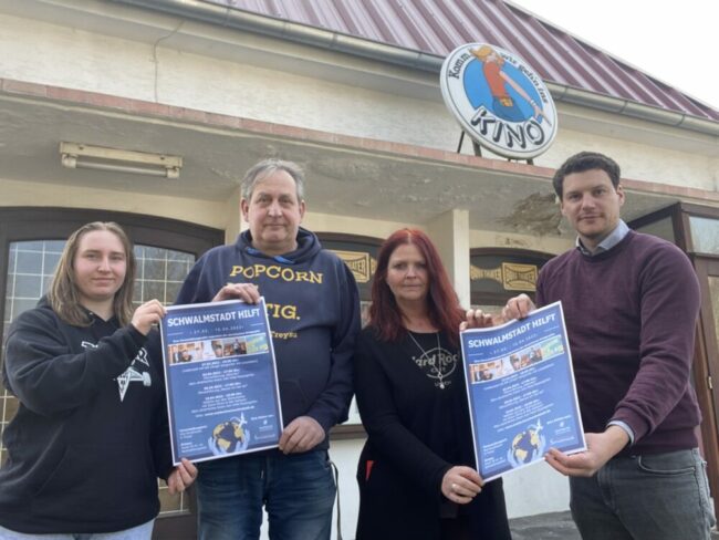 Kino Burgtheater Treysa, Ukraine-Benefiz Hoffen auf viele Gäste zur Veranstaltungsreihe „Schwalmstadt hilft“ (v. li.): Paula, Peter und Rosi Unger (Kino Burgtheater Treysa) sowie Michael Seeger (Stadt Schwalmstadt). | Foto: Stadt Schwalmstadt