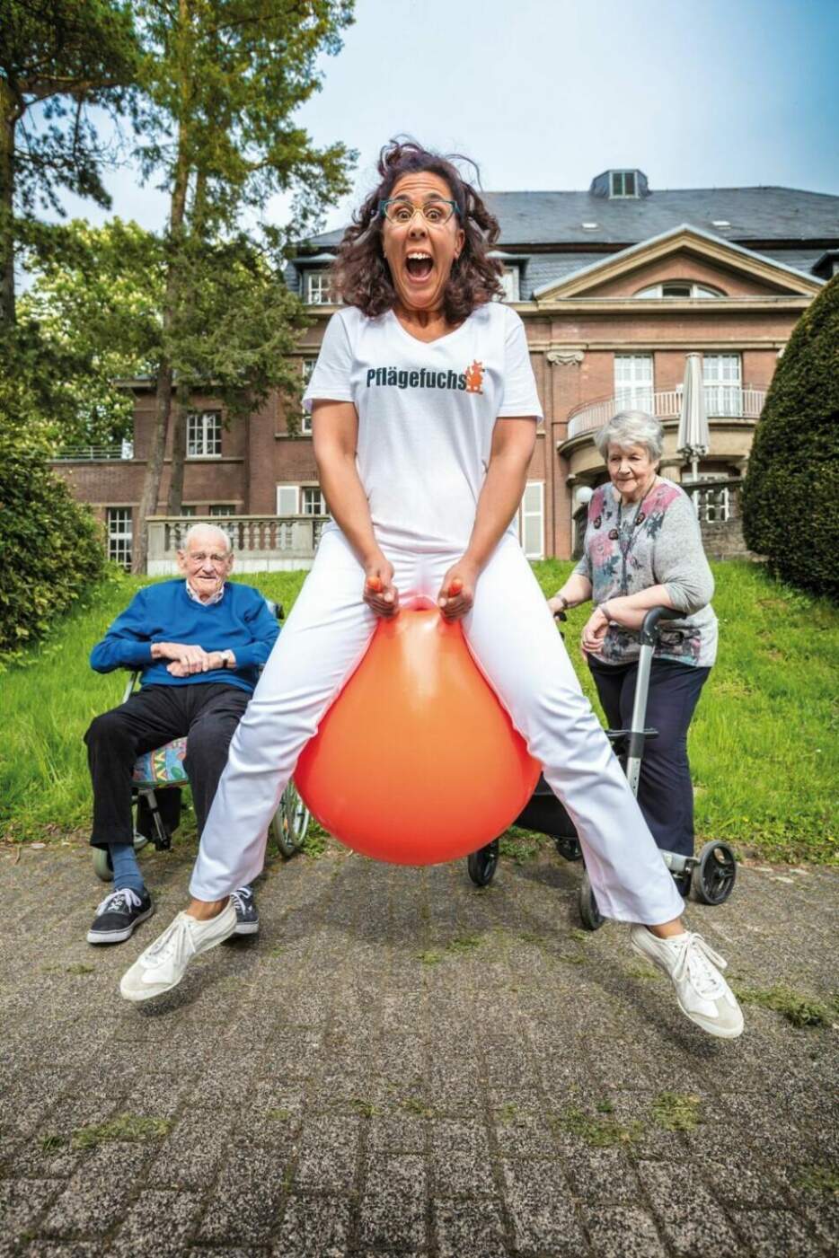Sybille Bullatschek in der Stadthalle Hofgeismar mit ihrem vierten Programm "Ich darf das, ich bin Pfläger!" (Foto: (c) Stefan Mager / Repro: Gitta Hoffmann)