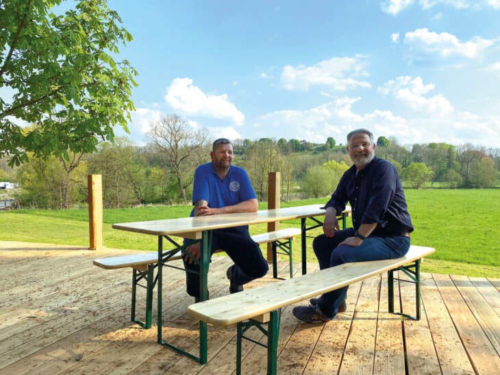 Biergarten, Kuhlemühle, Warburger Brauerei, Warburg, neu, Terrasse, Events, Livemusik, Konzerte, DJ Die Macher des Biergartens in der Kuhlemühle (hier Kai Augstein, Betreiber des Biergartens und Michael Kohlschein, Inhaber der Warburger Brauerei) freuen sich schon: Denn der Biergarten Kuhlemühle Warburg ist auch 2022 wieder am Start! Bis zum Wochenende wird zudem eine neue, zusätzliche Terrasse die Sitzplatzanzahl erweitern!
