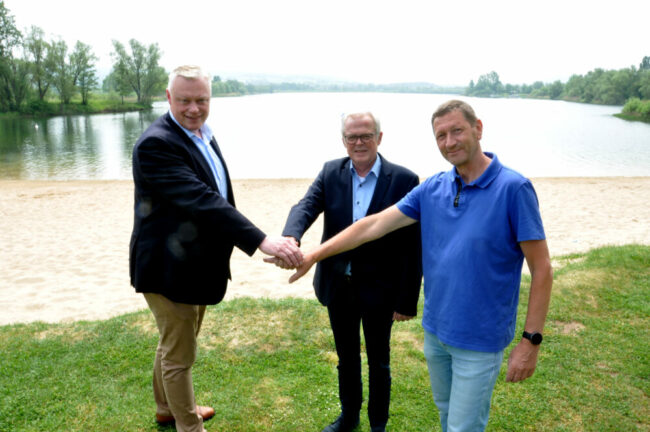 Freuen sich schon auf den dritten Weserbergland Triathlon, der am 28. August 2022 startet: (v.l.) Höxters Bürgermeister Daniel Hartmann, Kreisdirektor Klaus Schumacher und Ludger Spiegelberg, stellv. Vorsitzender des Kreissportbunds. Erstmals besteht auch die Möglichkeit, einen Quadrathlon zu absolvieren. Dazu muss zusätzlich zum Laufen, Radfahren und Schwimmen auch gepaddelt werden. | (c) Kreis Höxter