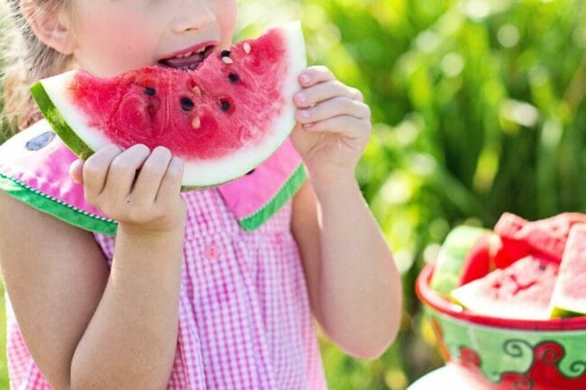 Eine Wassermelone darf bei heißen Temperaturen wirklich nicht fehlen, oder? Dazu noch eine spannende Aktivität im Rahmen des Melsunger Sommers 2022 und die Ferien lassen sich genießen. | (c) Pixabay