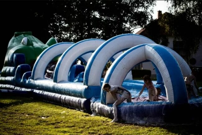 Summerbattles, Bad Driburg, Fest, Familie, Wettbewerb, Spenden, gemeinnützig, Ausflug, Wochenende, Sommer, Juni Am Sonntag gibt es für die Kleinen beim »Summerbattles« diverse Spielattraktionen. Bei diesem können sie sich so richtig austoben und die wildesten Wasserschlachten austragen. | (c) Foodloose GmbH