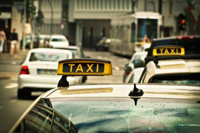 Schnell ins Taxi und los! Der Künstler Aeham Ahmad nimmt die Zuhörer:innen mit auf eine literarische Taxifahrt nach Syrien. | (c) pixabay