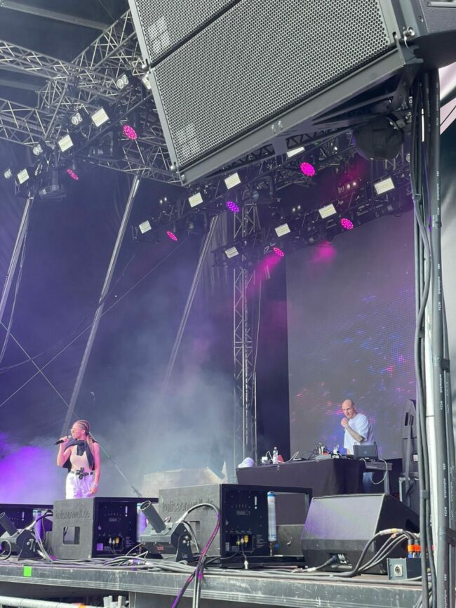 Josi, Kassel, Festival, HipHop, Deutschrap, Konzert, Wochenende Zum Auftakt des Heroes Festivals 2022 in Kassel trat die Rapperin Josi auf. | (c) Leah Schwalm