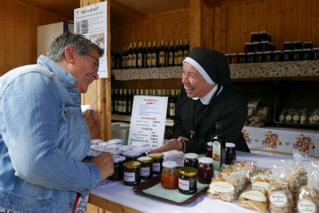 Ort der Begegnung: Traditionell bietet das Dalheimer Marktgeschehen viel Raum für Begegnungen, den Austausch zwischen Marktbesuchern und Ordensleuten und Gespräche über "Gott und die Welt". Foto: LWL/ Alexandra Buterus