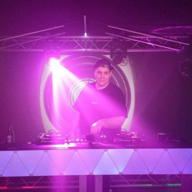 Auch DJ Luca Augstein schaut in der Diemelsandbar in Warburg "vorbei" - (c) Luca Augstein
