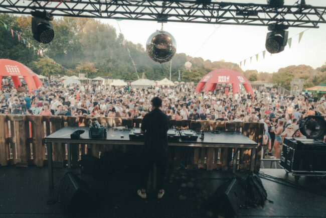 Die Kanzel, die die Welt bedeutet: In dem Fall die des Tausendquell Open Air in Paderborn. Angekündigt haben sich für dieses Jahr unter anderem Moonbootica. | (c) Julius Erdmann