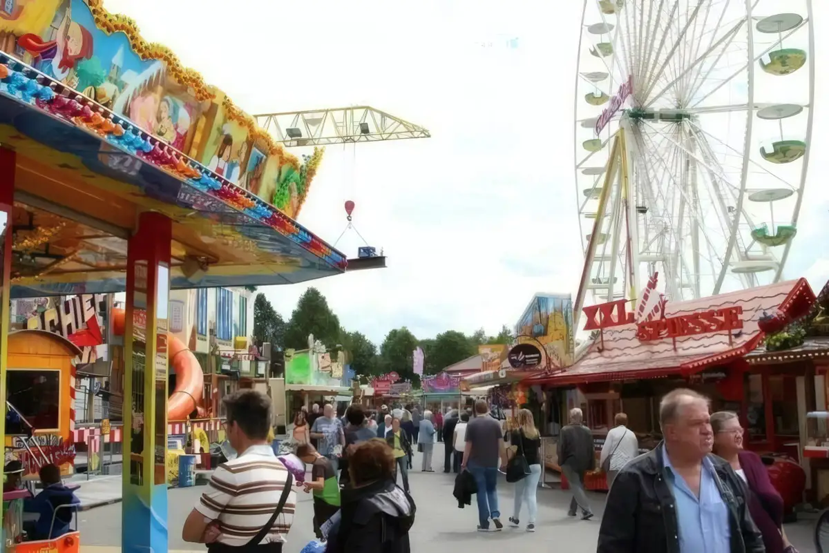 Ein Riesenrad und andere Geschäfte sind auf dem Vieh- und Krammarkt, viele Menschen laufen rum und schauen sich um, Viehmarkt, Wolfhagen, Vieh- und Krammarkt in Wolfhagen, Vieh- und Krammarkt in Wolfhagen, Kirmes-Event, Nordhessen, Programm, Termine Kram & Viehmarkt Wolfhagen | (c) Kram & Viehmarkt Wolfhagen