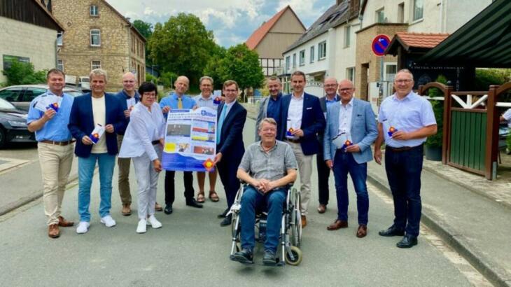 Warburger Meisterkonzerte, Klassik, Programm, Kultur, Konzerte Die »Warburger Meisterkonzerte 2022« - Zur Vorstellung des neuen Programms hatten sich neben den Künstlerischer Leiter Peter Ernst (5.v.l), den Vertretern der Stadt Warburg, die die Konzertreihe veranstaltet, Olaf Krane (1.v.l.), Sabine Laudage (4.v.l.) und dem Warburger Bürgermeister Tobias Scherf (7.v.l.) auch einige der zahlreichen Sponsoren und Beiratsmitglieder wie z.B. Andreas Knoblauch-Flach (8.v.l.) eingefunden. Und wirklich alle zeigten sich von der erneuten Qualität des abwechslungsreichen Programms begeistert! | Foto: Wildwechsel.de