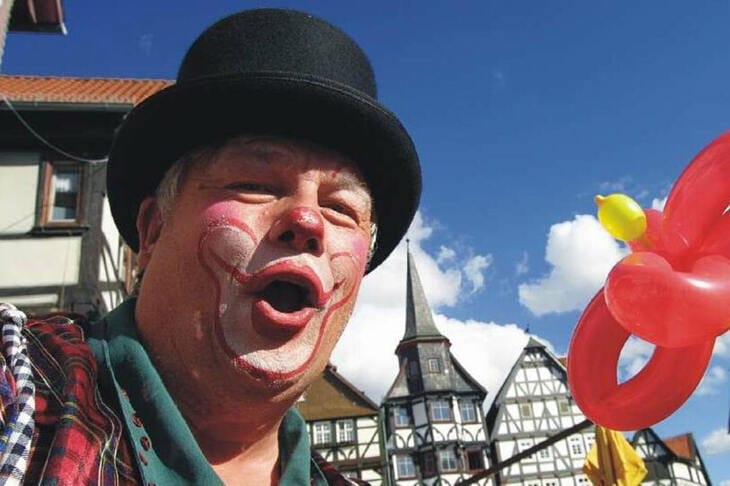 Stadtparkfest Borken, 2023 Toni Clowni & sein Luftballonzoo kam 2022 um viele aufgeblasene Luftballons zu kleinen niedlichen Tierchen formen und verschenken | (c) Stadt Borken