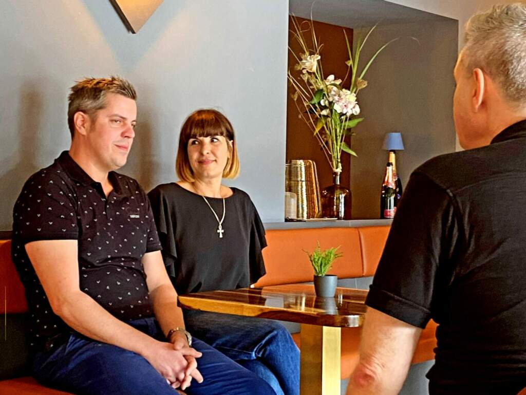 Das warme, moderne Ambiente des »Siggi Stone« unterstreicht die Passion, mit welcher Mathias und Emma die Bar antreiben wollen. | (c) Wildwechsel Magazin
