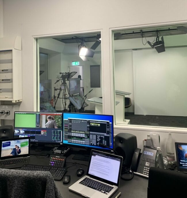 Kulturgesell:innen, Paderborn, Fernsehen Spannende Eindrücke in Journalismus & Fernsehproduktion: In Paderborn erleben die journalistischen Kulturgesell:innen exklusive Einblicke in das Fernsehstudio der Volksbank Paderborn. | (c) Julia Gogolok