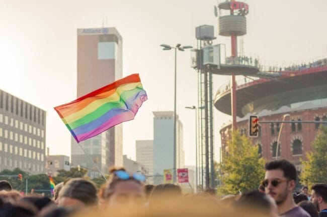 Die Regenbogen-Flagge weht im Herbst 2022 über der Stadt Göttingen anlässlich der Queeren Kulturtage. | (c) pixabay