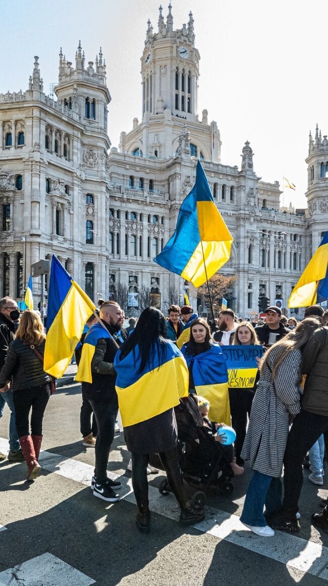 Auf der ganzen Welt demonstrieren Betroffene für das Ende des russischen Kriegs in der Ukraine. Um die Kriegsopfer vor Ort noch intensiver zu unterstützen, spendet das Erzbistum Paderborn jetzt 73.000€. | (c) pixabay