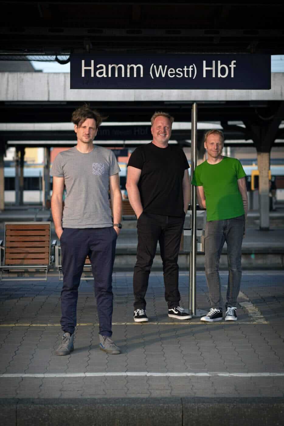 Warten auf den Zug zum Haune-Rock-Festival 2025: Kapelle Petra | 2024 | (c) Marcel Strecker