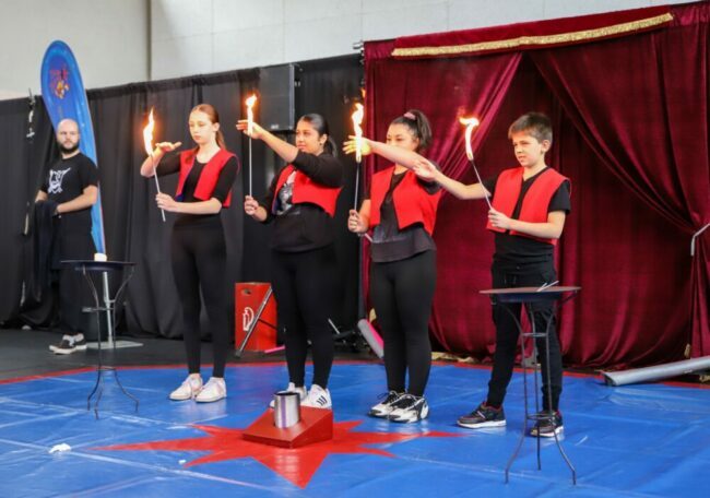 Feuershow, Schule am Schwanhof, Jubiläum, 100 Jahre, Zirkus, Förderschule, Jubiläum der Schule am Schwanhof: Sogar eine Feuershow gehörte zu den Einlagen, die die Kinder und Jugendlichen in nur drei Tagen einstudiert hatten. | (c) Freya Altmüller - Stadt Marburg