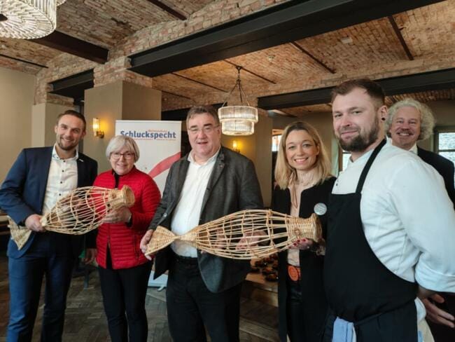 V.l.n.r.: Kai Georg Bachmann (Regionalmanagement Nordhessen GmbH), Christiane Kohl (Landhaus Bärenmühle), Regierungspräsident Mark Weinmeister, Jasmin Ohlendorf (Renthof Kassel), Sven Assmann (Renthof Kassel), Markus Exner (GrimmHeimat NordHessen). | (c) Regionalmanagement Nordhessen