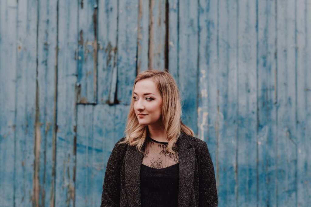 So macht man mit Mitte 20 Karriere: Die junge Musikerin Iona Fyfe ist ein fester Bestandteil der weltweit anerkannten schottischen Musikszene. Ihr Talent zeigt sie in Bad Wildungen. | (c) Elly Lucas
