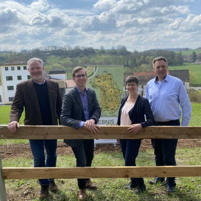 Die Brauerei Kohlschein wird Naturpark Brauerei! v.l.n.r.: Michael Kohlschein (Brauerei Kohlschein), Tobias Scherf (Bürgermeister Warburg), Birgit Hübner (Geschäftsführerin Naturpark Teutoburger Wald/Eggegebirge), Franz-Axel Kohlschein (Brauerei Kohlschein). | (c) Tobias Scherf