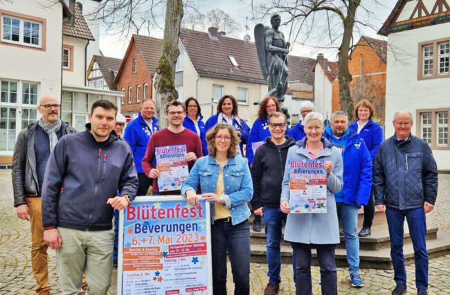 Bürgermeister Hubertus Grimm (rechts) und Vertreter des CVWB (Carnevalsverein Weserbrücke), des FC Blau-Weiß Weser sowie Beverungen Marketing e.V. präsentieren das Programm des diesjährigen Blütenfestes | (c) Beverungen Marketing e.V