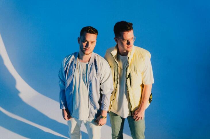 Ihre Lieder sind die optimale Ergänzung für eine wilde Sommernacht, wie auf der FFH-Just White Party 2024: YouNotUs wollen das Publikum hinter dem Mischpult begeistern. | (c) Alexander Norek