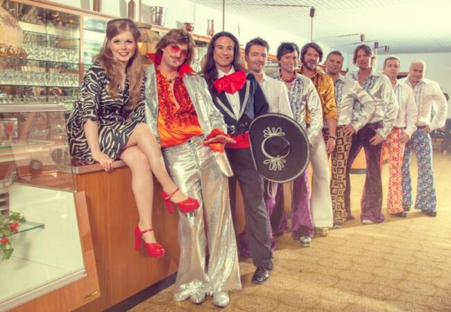 Stadtfest Baunatal, Familie Hossa Familie Hossa nimmt die Zuhörer mit in eine Ära, in der Schlaghosen, Plateauschuhe und Brusthaare hip waren und die „Hitparade“ mit Dieter Thomas Heck ein absoluter Pflichttermin. | (c) Hossa