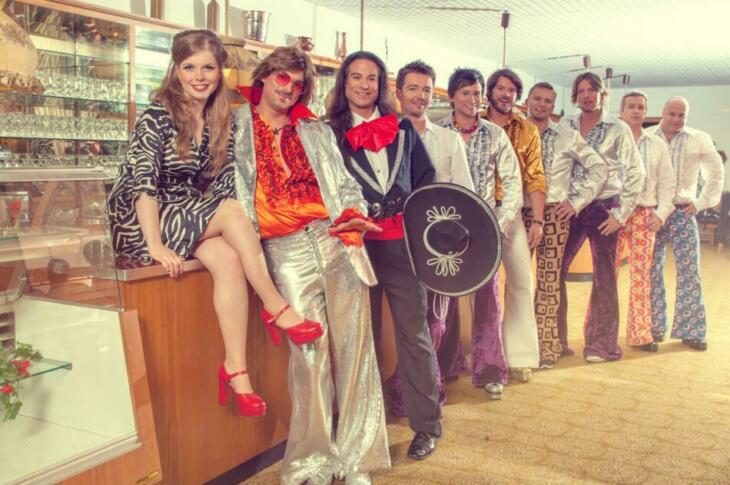 Familie Hossa nimmt die Zuhörer mit in eine Ära, in der  Schlaghosen, Plateauschuhe und Brusthaare hip waren und die „Hitparade“ mit Dieter Thomas Heck ein absoluter Pflichttermin. | (c) Hossa