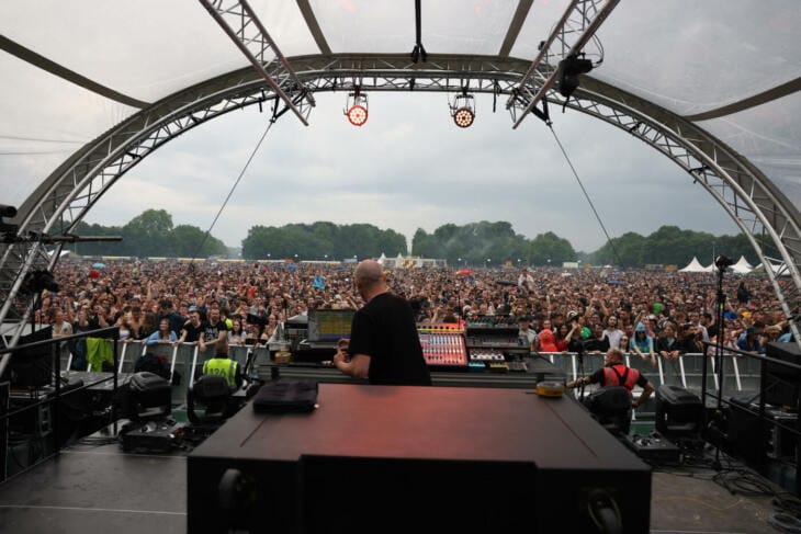 Solå Festival 2023, Wiese vor der Orangerie in der Karlsaue in Kassel, Open Air So ging's ab beim Solå Festival 22 - und das bei nicht so prickelndem Wetter - So ist es nachvollziehbar, dass der Veranstalter auch für 2023 wieder eine volle Karls-Wiese vor der Kasseler Orangerie :-) | (c) Jessica Fleischmann