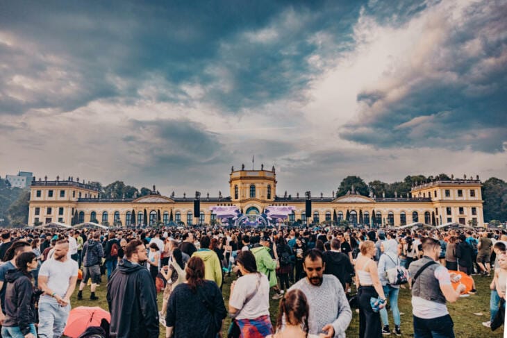 Solå Festival 2023, Wiese vor der Orangerie in der Karlsaue in Kassel, Open Air Auf der Wiese vor der Orangerie in der Karlsaue in Kassel wird auch 2023 wieder das »Solå Festival« stattfinde | (c) Jessica Fleischmann