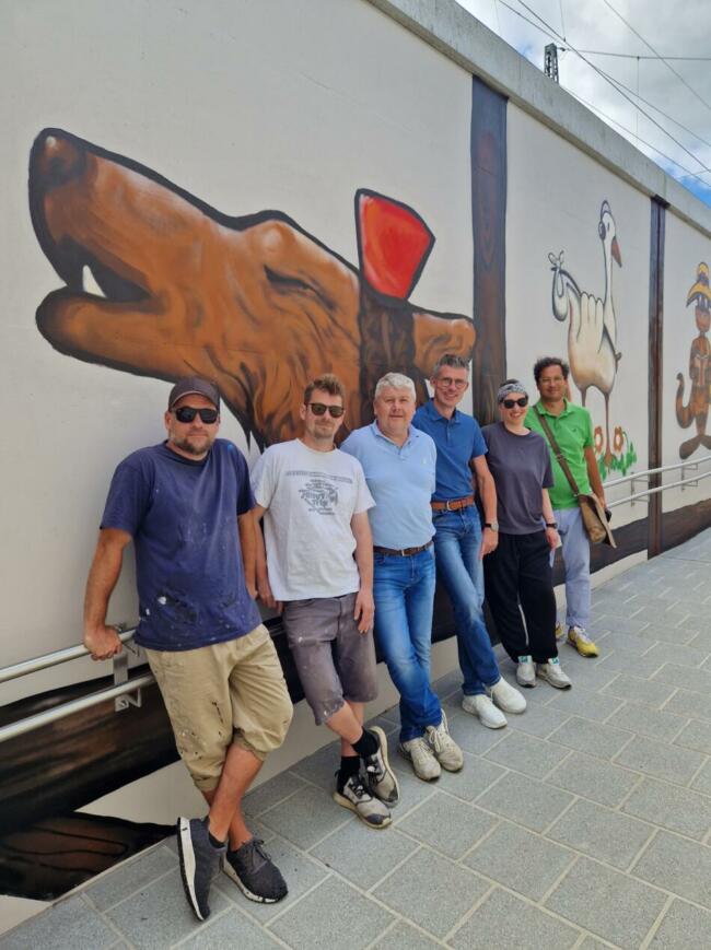 Bahnhof, Treysa, Kunst Freuen sich über die gelungenen Motive am Bahnhof Treysa (v. li.): die Künstler Stefan Seibt aka „gris“ und Emil Bienefeld aka „trip_one“ sowie Achim Nehrenberg (Leiter Abteilung Wirtschafts- und Tourismusförderung sowie Stadtmarketing), Tobias Kreuter (Bürgermeister), Anna-Lena Schwalm (Stadtjugendpflege) und Alexander Inden (Leiter Stadtbauamt). | (c) Stadt Schwalmstadt