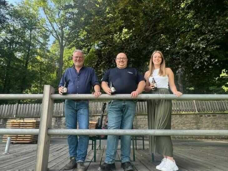 Biergarten Kuhlemühle Wiedereröffnung 2023 - Brauereichef Michael Kohlschein und Biergarten-Betreiber Holger Schütze mit Teamkollegin Theresa Schilling |  (c) Warburger Brauerei