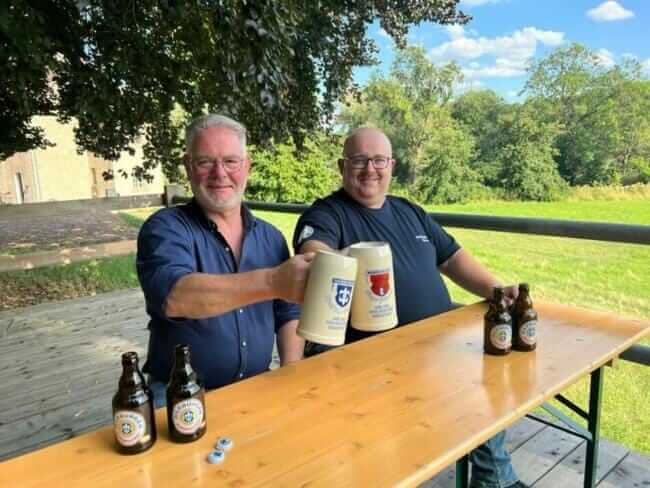Biergarten Kuhlemühle Wiedereröffnung 2023 | Auf dem Bild beim zuprosten Brauereichef Michael Kohlschein und Biergarten-Betreiber Holger Schütze (c) Warburger Brauerei