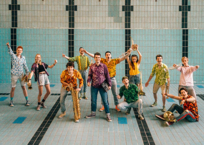 Knallblech, Albaxen, Konzert Ihr Auftritt wird ein echtes Party-Highlight: Die Brassband Knallblech performt am ersten Tag des Stadtfestes in Albaxen und bringt kölsche gute Laune mit. | (c) Jacob Maibaum