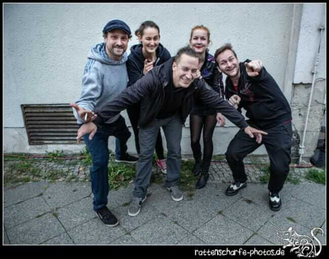 Sommerliche Vibes sind Teil des Programms der Band Zargenbruch. Sie hat sich auf Folk spezialisiert und wird ihn in den Gassen der Korbacher Innenstadt präsentieren. | (c) Rattenscharfe Photos