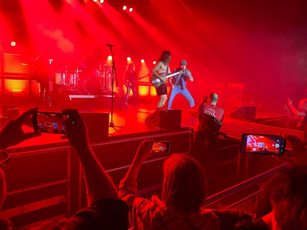 Die AC/DC Tribute Band Barock ist vielen Jahren Gast in Beverungen und verkauft mit ihrem Konzert die Stadthalle in Beverungen jedesmal aus. | (c) Fedor Waldschmidt