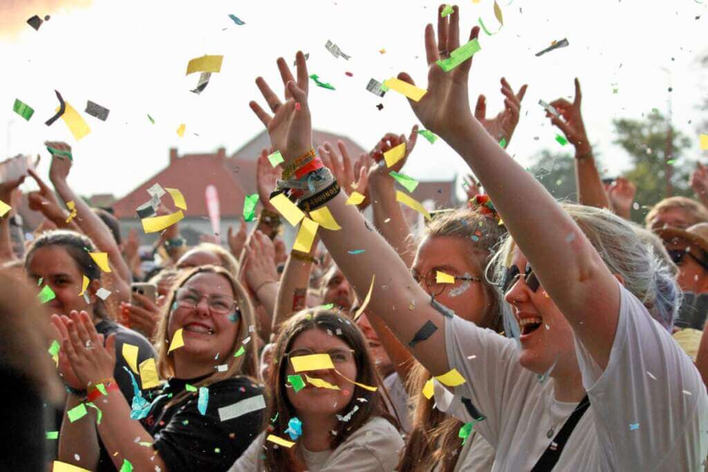 Open Flair 2023 | Unsere schönsten Fotos vom Publikum und von den meisten der zahlreichen Bands findest Du hier! Open Flair 2023 | Unsere schönsten Fotos vom Publikum und von den meisten der zahlreichen Bands findest Du hier!