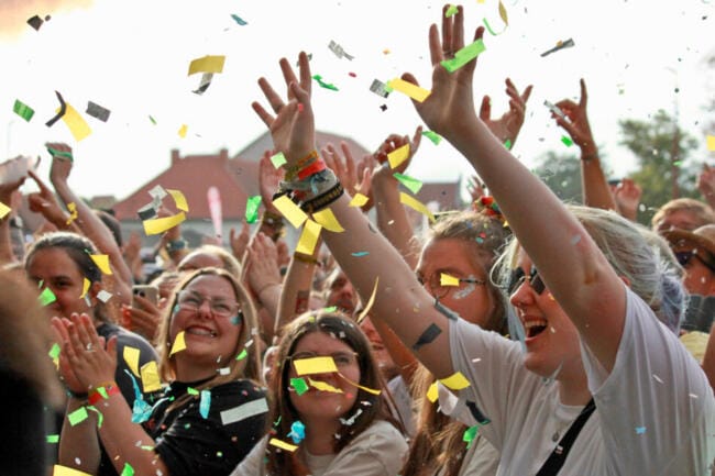 Open Flair 2023 | Unsere schönsten Fotos vom Publikum und von den meisten der zahlreichen Bands findest Du hier! Open Flair 2023 | Unsere schönsten Fotos vom Publikum und von den meisten der zahlreichen Bands findest Du hier!