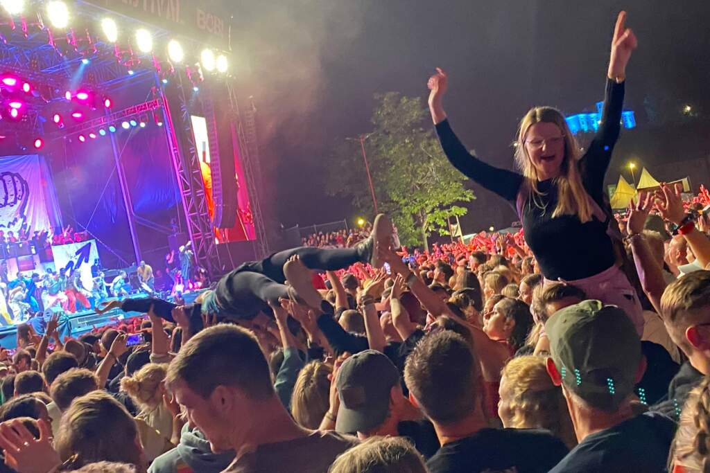 Auf Wildwechsel.de findest Du neben Event-Tipps für Live-Musik in Wolfhagen natürlich immer die neuesten Tipps zum Thema Festivals und Open Airs in Wolfhagen und anderswo. | Archiv-Foto vom Auftritt von Peter Fox 2023 auf dem Open Flair in Eschwege, einem der schönsten kleinen Festivals in Deutschland. | (c) Wildwechsel