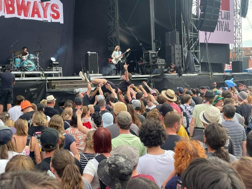 Auf Wildwechsel.de findest Du neben Event-Tipps für Live-Musik in Beverungen natürlich immer die neuesten Tipps zum Thema Festivals und Open Airs in Beverungen und anderswo. | Archiv-Foto vom Open Flair in Eschwege, einem der schönsten kleinen Festivals in Deutschland. Hier: The Subways auf dem Open Flair 2023 | Fotograf: Alexander Jeppe  | (c) Wildwechsel